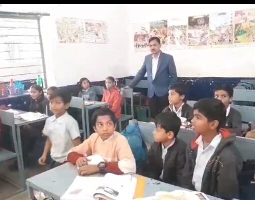 कलेक्टर शीलेंद्र सिंह ने किया शासकीय उ.मा. विद्यालय चंदनगांव का आकस्मिक निरीक्षण
