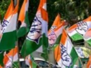 विधायक चाय की केतली एवं शराब की बोतल की माला लेकर किया हंगामा