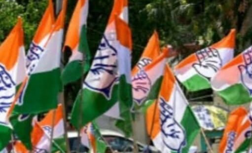 विधायक चाय की केतली एवं शराब की बोतल की माला लेकर किया हंगामा