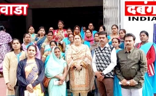 कलेक्टर जनसुनवाई में अधिकारियों के खिलाफ शिकायत करने पहुंची सहायता समूह की महिलाएं