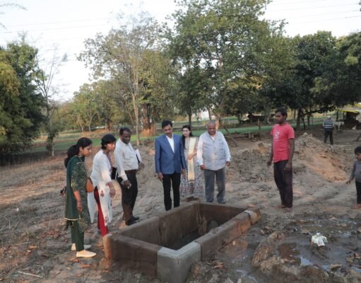 कलेक्टर सिंह ने किया खेत में बने नवनिर्मित बायो गैस प्लांट जमुनिया का निरीक्षण
