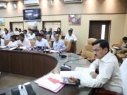 सीएम हेल्पलाइन पर शिकायतों का त्वरित निराकरण करने के निर्देश- बैठक में कलेक्टर सिंह