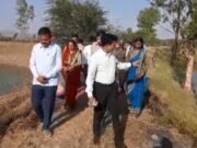 छिंदवाड़ा मध्यप्रदेश की पहली ताजे पानी में मोती की खेती परियोजना का कलेक्टर सिंह ने किया निरीक्षण