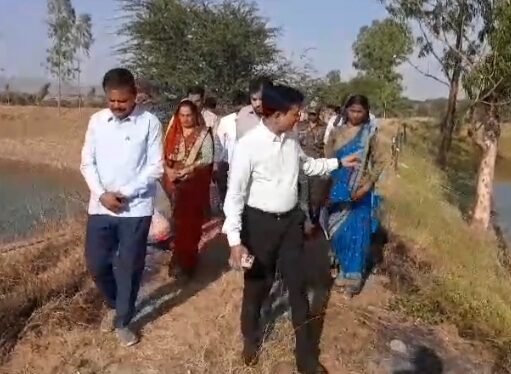 छिंदवाड़ा मध्यप्रदेश की पहली ताजे पानी में मोती की खेती परियोजना का कलेक्टर सिंह ने किया निरीक्षण