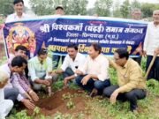 विश्वकर्मा बढ़ई समाज संगठन ने गुरैया मोक्षधाम में किया पौधारोपण