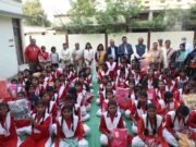 शासकीय सेवक वेलफेयर सोसायटी छिंदवाड़ा 80 बालिकाओं को गर्म कपड़ों (हुडी) का वितरण