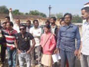 धरना देकर किया बहिष्कार चक्का जाम कर आक्रोश जताया
