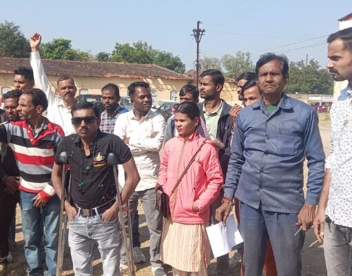 धरना देकर किया बहिष्कार चक्का जाम कर आक्रोश जताया