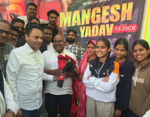 नकुलनाथ पहुंचे राष्ट्रीय क्रिकेट खिलाड़ी मंगेश यादव के निवास