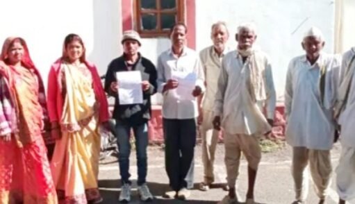 ग्राम पंचायत उमरिया ईसरा सरपंच पाल के खिलाफ शिकायत लेकर कलेक्टर कार्यालय पहुंचे ग्रामीण