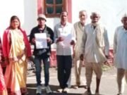 ग्राम पंचायत उमरिया ईसरा सरपंच पाल के खिलाफ शिकायत लेकर कलेक्टर कार्यालय पहुंचे ग्रामीण