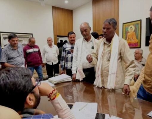 जनपद पंचायत के अधिकारियों की शिकायत लेकर सांसद कार्यालय पहुंचे ग्रामीण