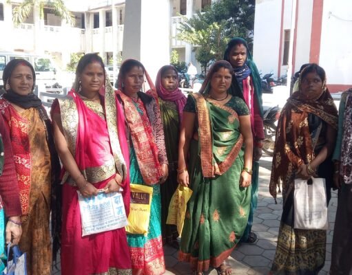 ग्राम सचिव की शिकायत लेकर जनसुनवाई में पहुंचे ग्रामीण