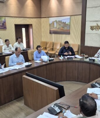 कलेक्टर नारायन की अध्यक्षता में ग्रामीण विकास विभाग की समीक्षा बैठक
