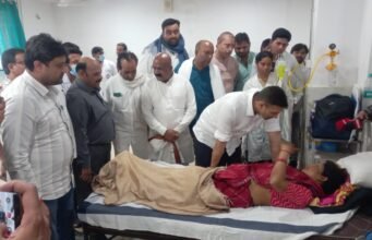 भीषण सड़क हादसे के पीड़ितों से मिले जीतू