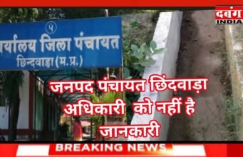 निर्माण कार्य की शिकायत लेकर कलेक्टर कार्यालय पहुंचे