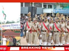 पुलिस परेड ग्राउंड छिन्दवाड़ा में ध्वजारोहण और परेड की सलामी