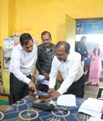 राशन दुकान, स्कूल और उप स्वास्थ्य केंद्र पहुंचे छिंदवाड़ा कलेक्टर