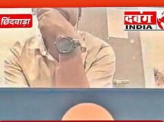 छिंदवाड़ा जिला सहकारी बैंक की VC में शराब पार्टी, मैनीखापा समिति प्रबंधक नशे में पैग गटकते कैमरे में कैद