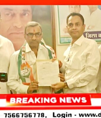 भाजपा छोड़कर कांग्रेस में शामिल हुए किसान नेता एवं जिला पंचायत उपाध्यक्ष अमित सक्सेना